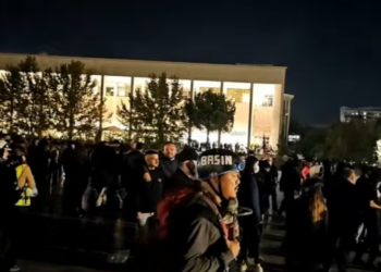 Policia tentoi t’i shpërndante, protestuesit grumbullohen në “Sheshin Skënderbej”! Efektivët hedhin gaz lotsjellës