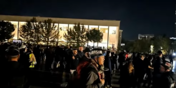 Policia tentoi t’i shpërndante, protestuesit grumbullohen në “Sheshin Skënderbej”! Efektivët hedhin gaz lotsjellës