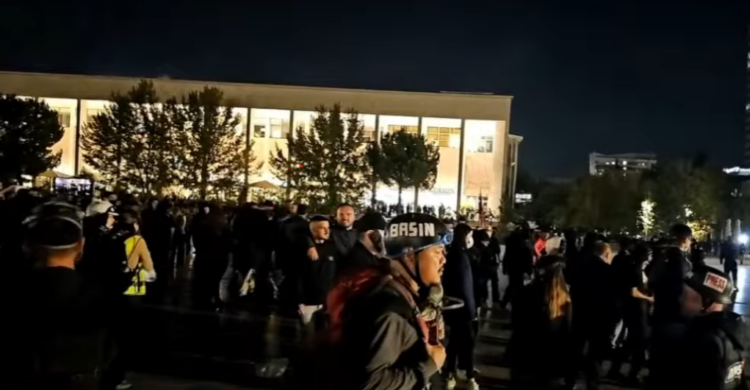 Policia tentoi t’i shpërndante, protestuesit grumbullohen në “Sheshin Skënderbej”! Efektivët hedhin gaz lotsjellës