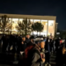 Policia tentoi t’i shpërndante, protestuesit grumbullohen në “Sheshin Skënderbej”! Efektivët hedhin gaz lotsjellës