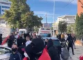 Tensionohet situata në Shkodër, protestuesit sulmojnë sërish godinën e PS