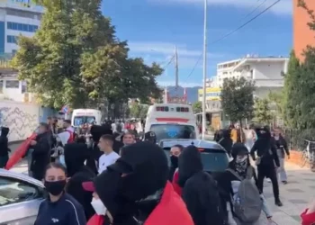 Tensionohet situata në Shkodër, protestuesit sulmojnë sërish godinën e PS