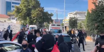 Tensionohet situata në Shkodër, protestuesit sulmojnë sërish godinën e PS
