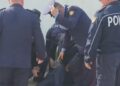 Goditet në kokë me gur nga protestuesit komandanti i policisë së Shkodrës, dërgohet me urgjencë në Tiranë