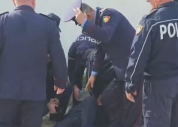 Goditet në kokë me gur nga protestuesit komandanti i policisë së Shkodrës, dërgohet me urgjencë në Tiranë