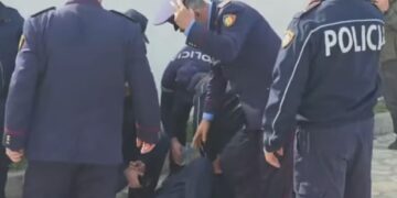 Goditet në kokë me gur nga protestuesit komandanti i policisë së Shkodrës, dërgohet me urgjencë në Tiranë