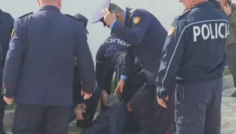 Goditet në kokë me gur nga protestuesit komandanti i policisë së Shkodrës, dërgohet me urgjencë në Tiranë