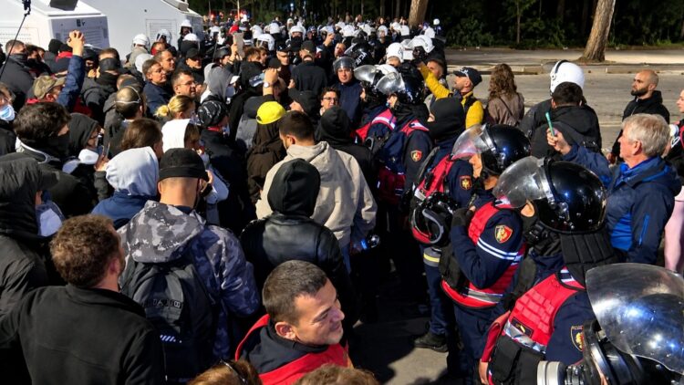 Shoqata e Policëve të Liruar apel efektivëve në detyrë: Mos iu nënshtroni presioneve politike! Të shtunën le të jemi pranë rinisë