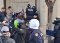 Protesta në Tiranë, Policia nis shoqërimin e disa protestuesve
