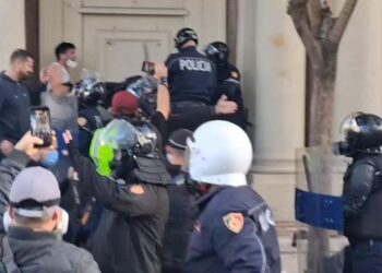 Protesta në Tiranë, Policia nis shoqërimin e disa protestuesve