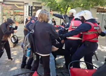 Shoqërime me dhunë para Ministrisë së Arsimit, përplasje mes të rinjve dhe policisë