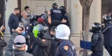 Protesta në Tiranë, Policia nis shoqërimin e disa protestuesve