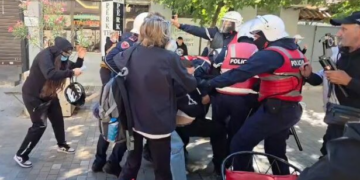 Shoqërime me dhunë para Ministrisë së Arsimit, përplasje mes të rinjve dhe policisë