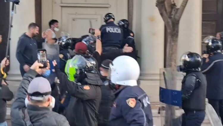 Protesta në Tiranë, Policia nis shoqërimin e disa protestuesve