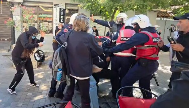 Shoqërime me dhunë para Ministrisë së Arsimit, përplasje mes të rinjve dhe policisë