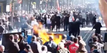 Përplasje me policinë, FNSH ndërhyn me dhunë ndaj studentëve, fillojnë shoqërimet