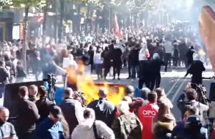Përplasje me policinë, FNSH ndërhyn me dhunë ndaj studentëve, fillojnë shoqërimet