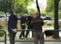 Provokoi protestuesit, qytetari gjuan me shpullë djalin e ish-deputetit socialist Paulin Sterkajt