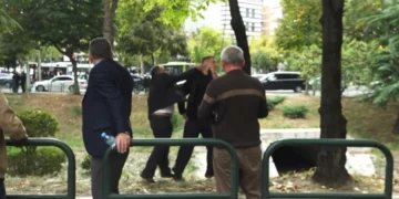 Provokoi protestuesit, qytetari gjuan me shpullë djalin e ish-deputetit socialist Paulin Sterkajt