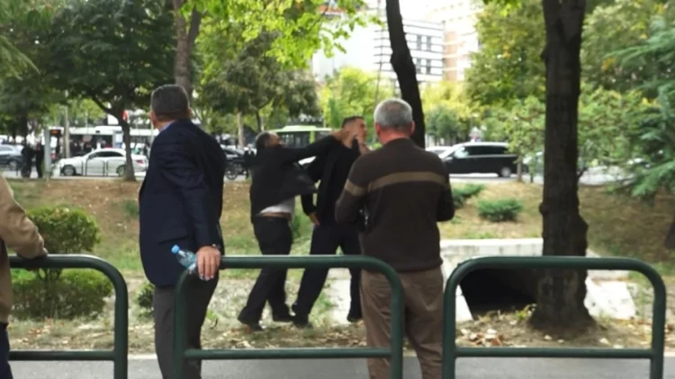 Provokoi protestuesit, qytetari gjuan me shpullë djalin e ish-deputetit socialist Paulin Sterkajt