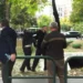 Provokoi protestuesit, qytetari gjuan me shpullë djalin e ish-deputetit socialist Paulin Sterkajt