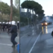 Hidhet gaz lotsjellës te Kryeministria, policia fillon përndjekjen e të rinjve në rrugët e Tiranës
