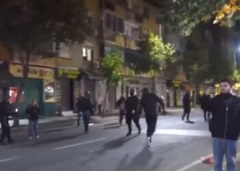 Skena si në luftë, policia ndjek protestuesit te Rruga e Dibrës