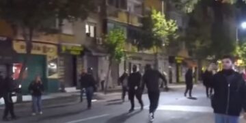 Skena si në luftë, policia ndjek protestuesit te Rruga e Dibrës