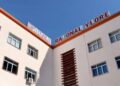 Ishte shtruar në spital, e moshuara hidhet nga kati i tretë dhe humb jetën