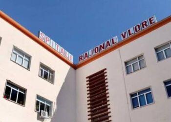 Ishte shtruar në spital, e moshuara hidhet nga kati i tretë dhe humb jetën