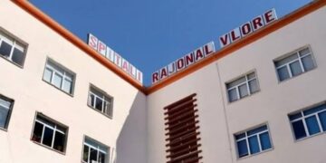 Ishte shtruar në spital, e moshuara hidhet nga kati i tretë dhe humb jetën