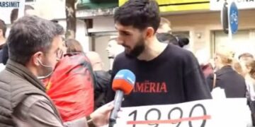 “Kryeministri të largohet”/ Protestuesi: U tregua i pabesë në 2018-ën me studentët, jemi këtu për të ardhmen tonë