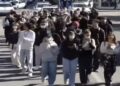 “Rama jep dorëheqjen!”/ Nis marshimi i studentëve të Mjekësisë drejt Ministrisë së Arsimit, policia rreshtohet para godinës