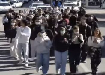 “Rama jep dorëheqjen!”/ Nis marshimi i studentëve të Mjekësisë drejt Ministrisë së Arsimit, policia rreshtohet para godinës