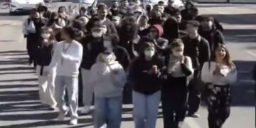“Rama jep dorëheqjen!”/ Nis marshimi i studentëve të Mjekësisë drejt Ministrisë së Arsimit, policia rreshtohet para godinës