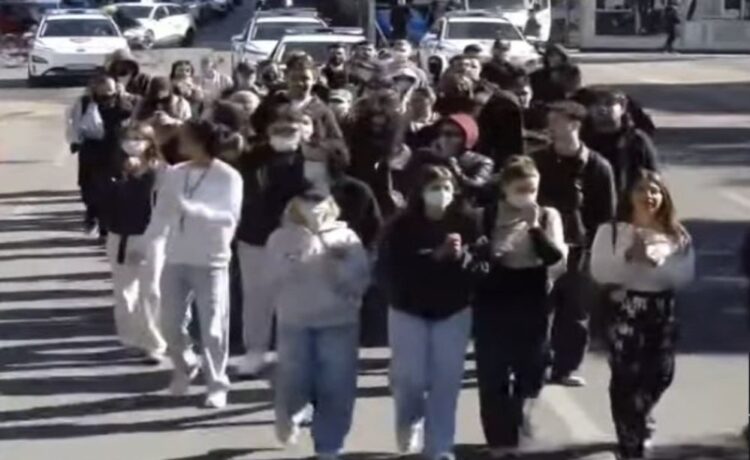 “Rama jep dorëheqjen!”/ Nis marshimi i studentëve të Mjekësisë drejt Ministrisë së Arsimit, policia rreshtohet para godinës