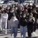 “Rama jep dorëheqjen!”/ Nis marshimi i studentëve të Mjekësisë drejt Ministrisë së Arsimit, policia rreshtohet para godinës