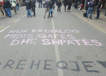 Studentët mesazh me spraj në asfalt për Ramën: Nuk ka dialog mes qafës dhe shpatës!