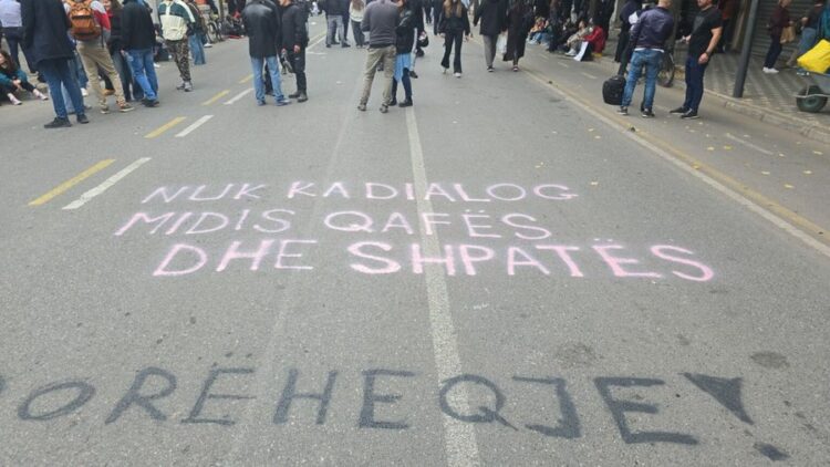 Studentët mesazh me spraj në asfalt për Ramën: Nuk ka dialog mes qafës dhe shpatës!