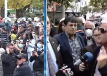 Vijon protesta para Kuvendit, studentët dhe pedagogët heqin gardhin metalik dhe qëndrojnë përballë policisë