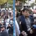 Vijon protesta para Kuvendit, studentët dhe pedagogët heqin gardhin metalik dhe qëndrojnë përballë policisë