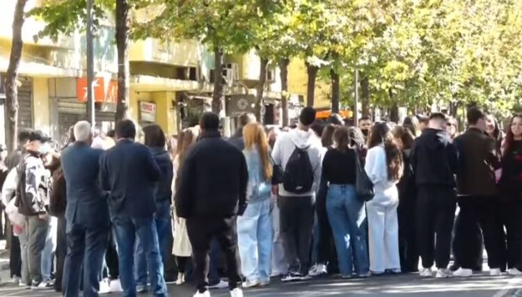 “O tradhtar jep dorëheqjen”/ Studentët para ministrisë së Arsimit kërkojnë largimin e Ramës: Pa rini nuk ka Shqipëri