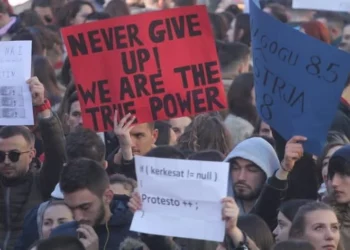 Thirrja e Boçit për studentët: Provimi i vërtetë i këtij brezi nis sot, lërini auditoret dhe  zaptoni sheshet!
