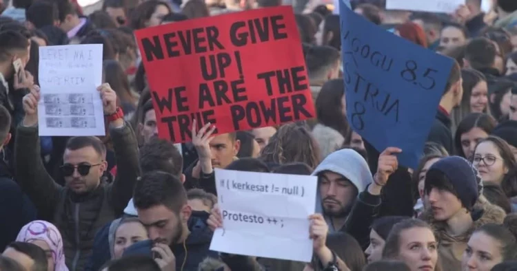 Thirrja e Boçit për studentët: Provimi i vërtetë i këtij brezi nis sot, lërini auditoret dhe  zaptoni sheshet!