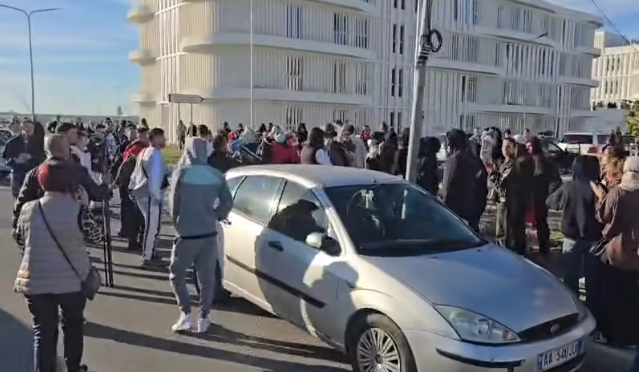 Protesta e studentëve përhapet edhe në qytete të tjera, bojkotohet mësimi në Durrës e Korçë: Rama të japë dorëheqje