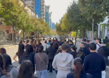 Studentët e Mjekësisë nisin marshimin drejt Ministrisë së Arsimit