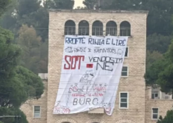 “Sot vendosim ne”, studentët shpalosin banderolën në Universitetin Politeknik: Rroftë rinia e lirë