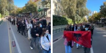 Studentët e Mjekësisë marshojnë drejt Ministrisë së Arsimit: Kërkojmë revolucion!