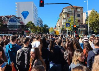 Studentët “pushtojnë” sërish Tiranën, “Mjekësia” bojkoton mësimin dhe nisen drejt qendrës: Revolucion!