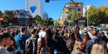 Studentët “pushtojnë” sërish Tiranën, “Mjekësia” bojkoton mësimin dhe nisen drejt qendrës: Revolucion!